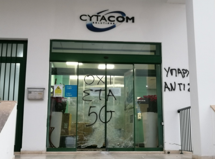 Φωτογραφικό υλικό από την έκρηξη μολότοφ σε τηλεπικοινωνιακό κέντρο της CYTA στην Αγία Φύλα 