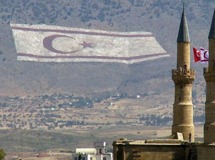 Αφίσες για λύση δύο κρατών σε δρόμους στα κατεχόμενα και δηλώσεις από κόμματα ενόψει Γενεύης