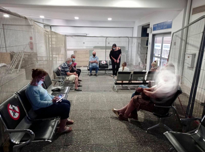 Ασθενείς για ώρες στην αναμονή στις Πρώτες Βοήθειες Κλινικής συμβεβλημένης με το ΓΕΣΥ
