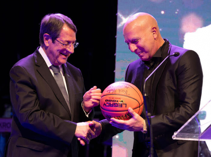 Ο ΠτΔ τίμησε τον Νίκο Γκάλη στα Man of the Year Awards 2021