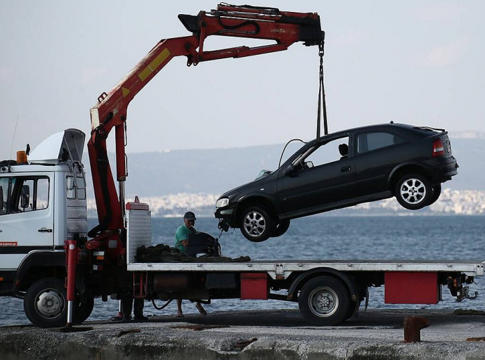 Τραγωδία στη Θεσσαλονίκη: «Έβαλαν χειροπέδες και αυτοκτόνησαν» - Η δραματική ιστορία μητέρας και γιου