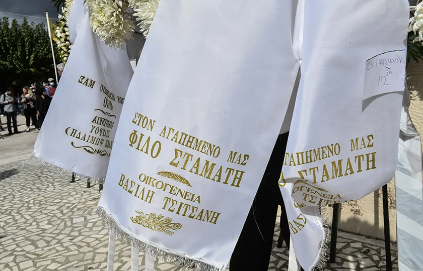 Συγκίνηση στην κηδεία του Σταμάτη Κόκοτα – Τελευταίο χειροκρότημα σε έναν σταρ