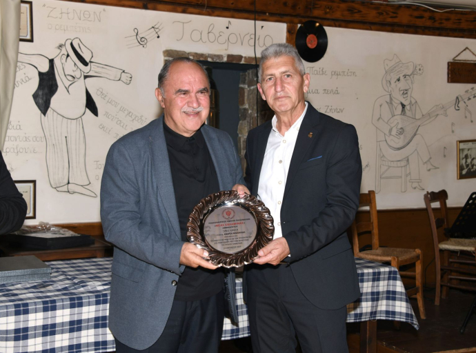 Οι παλαίμαχοι της Νέας Σαλαμίνας τίμησαν τον Ανδρέα Μιχαηλίδη