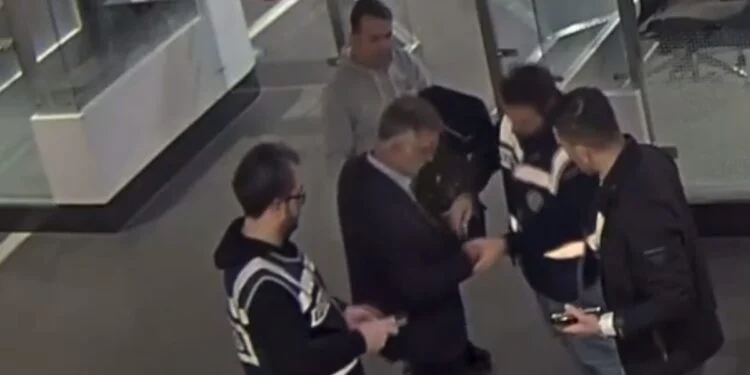 Σεισμός στην Τουρκία: Η στιγμή της σύλληψης εργολάβου συγκροτήματος που κατέρρευσε – Προσπαθούσε να διαφύγει στο εξωτερικό