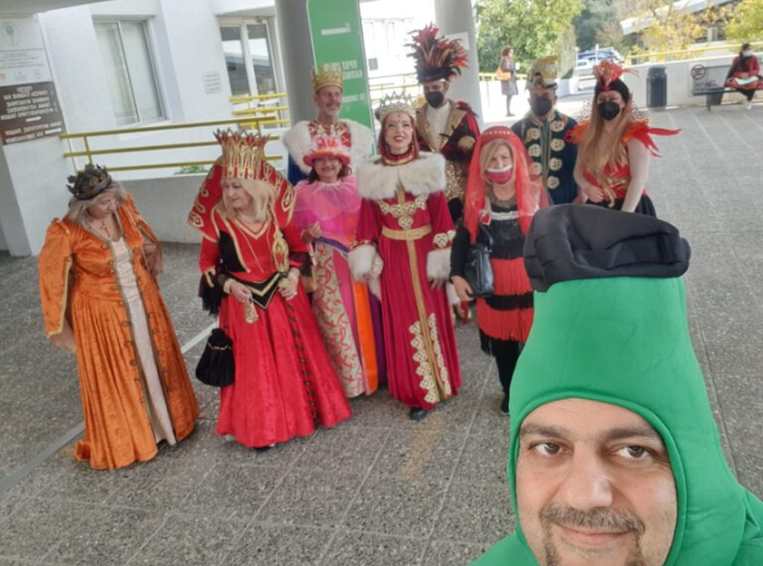 Ο Βασιλιάς του Λεμεσιανού Καρναβαλιού μαζί με άλλους καρναβαλιστές βρέθηκε δίπλα στα παιδιά του Μακάρειου!