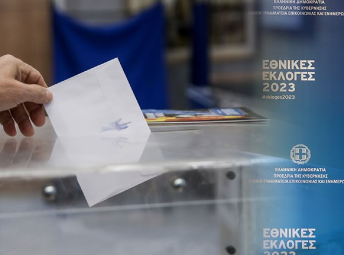 Άνοιξαν τα εκλογικά τμήματα