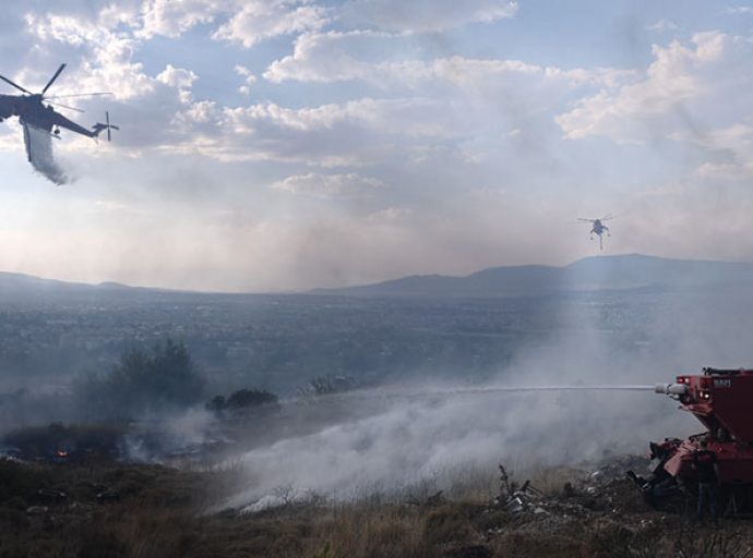 Επικίνδυνη αναζωπύρωση της φωτιάς στην Πάρνηθα