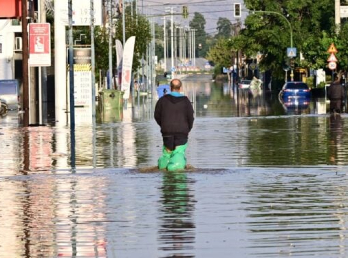 Έκλεισε η ΠΑΘΕ στο ύψος της Λάρισας – Στα τρία μέτρα έφτασε τα νερό στις δυτικές συνοικίες της πόλης