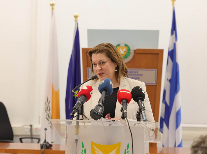 ΠΡΏΤΟ ΓΡΆΜΜΑ ΣΤΗΝ ΥΠΟΥΡΓΟ ΠΑΙΔΕΙΑΣ
