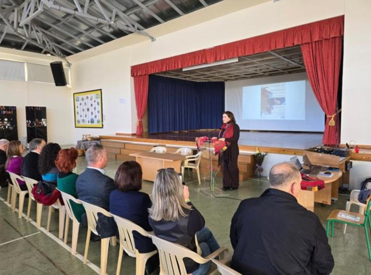 Η Υφυπουργός Πολιτισμού επισκέφθηκε το  στο Δημοτικό Σχολείου Αγίου Μάρωνα στο πλαίσιο της Ημερίδας για την άυλη  πολιτιστική κληρονομιά με τίτλο «Στους τόπους μας»