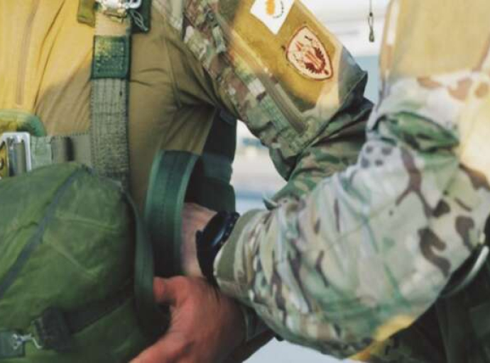 ΥΠΑΜ και ΓΕΕΦ δίπλα στον τραυματία οπλίτη της ΕΛΔΥΚ 