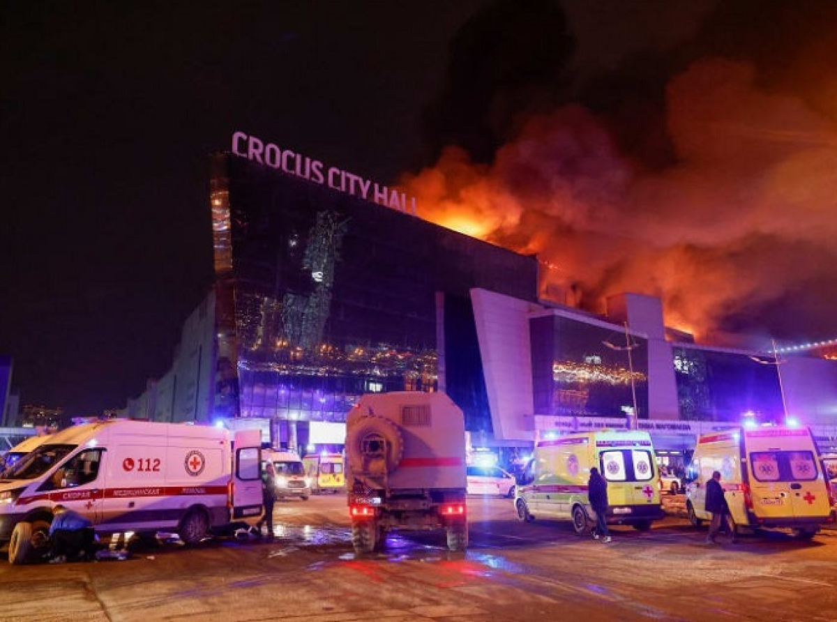 Τουλάχιστον 40 νεκροί όταν ένοπλοι άνοιξαν πυρ στο μέγαρο συναυλιών της Μόσχας