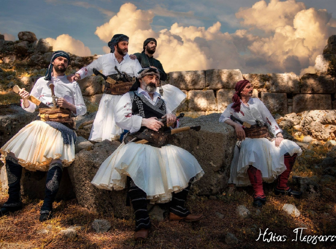 Χαίρε Κεχαριτωμένη Μαρία... Έως πότε παλικάρια θα ζούμε εις τα στενά... Για του Χριστού την πίστη την Αγία ...