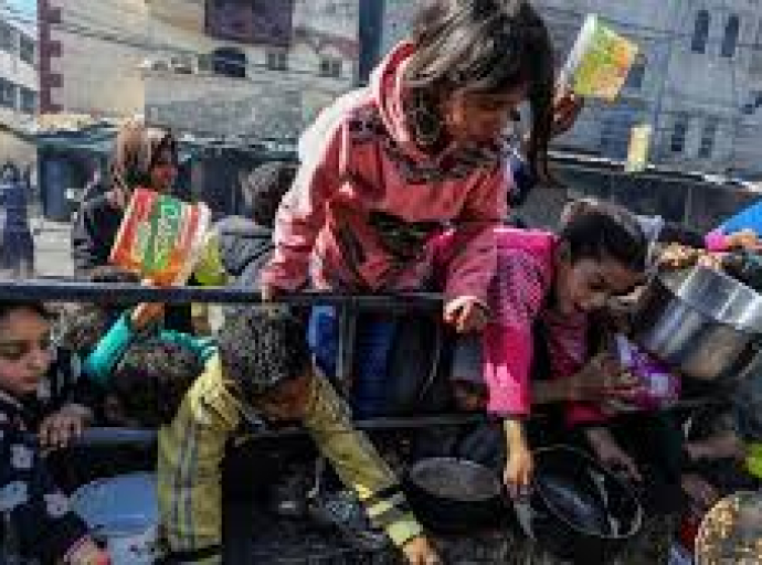 Χωρίς παπούτσια, πεινασμένα και χωρίς πού να πάνε: Η βάναυση λογική που επιβάλλεται στα παιδιά της Γάζας