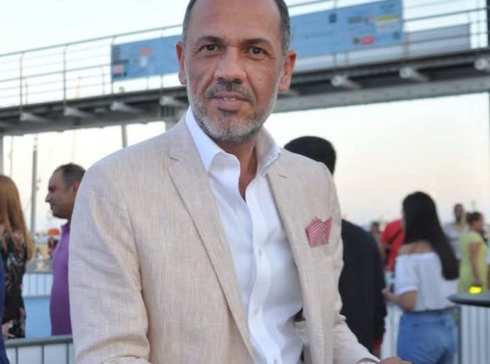 Η δύσκολη εξίσωση του ανασχηματισμού: Ανανέωση ή σταθερότητα;